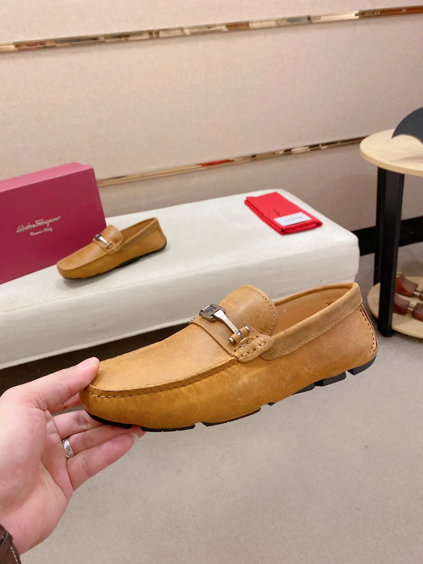 Factory price: 540💰High-end quality! Ferragamo🆕🆕Exclusive hot-selling products in stock🔥🔥New products on the shelves, high-quality Ferragamo men's pea shoes, high-end casual driving shoes, with complete packaging! 💪 💪 Material: imported first-layer cowhide 🐂 + imported high-quality water-dyed cowhide lining + wear-resistant outsole 👍🏻👍🏻 Features: high-end and comfortable, purely handmade 🚀 🚀 Create the perfect shoe that suits you best 🔥 🔥 Size: (38-44) 45 standard size can be customized!